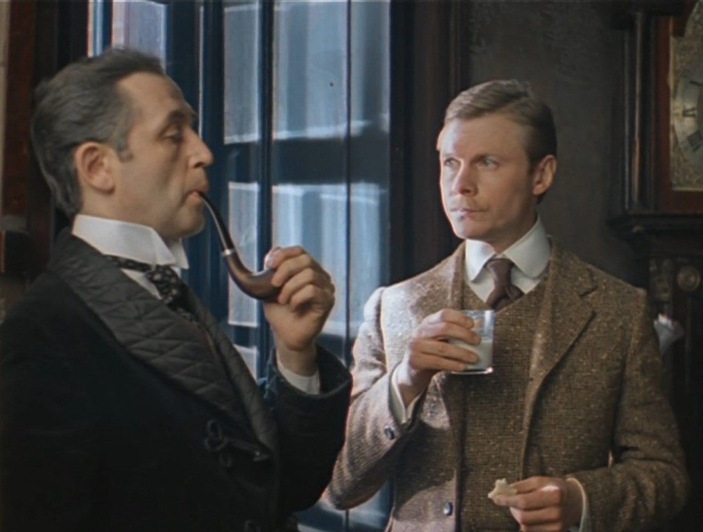 — Самый совершенный в мире мозг ржавеет без дела. Ватсон, хотите заняться дедукцией? Подите сюда. Вон идёт джентльмен. Что Вы можете о нём сказать?
— Ну... это лондонец. Идёт привычной дорогой, не оглядывается по сторонам.
— Логично.
— Человек зажиточный, с хорошим аппетитом. Это видно по одежде и по брюшку.
— Браво! Ещё одно очко в Вашу пользу.
— Пожалуй всё.
— Я могу еще кое-что добавить: ему 48 лет, он женат, имеет сына, очень любит свою собаку — рыжего сеттера и работает в министерстве иностранных дел.
[Обалделый взгляд Ватсона]
— После истории с часами я готов верить всему, что Вы скажете... но чёрт возьми... Как?!
— Нет ничего проще, дорогой Ватсон, дело в том, что этот человек — мой родной брат Майкрофт Холмс... Ха-ха-ха!
— Ха-ха! Вы разыграли меня, Холмс. Но я сам виноват, не надо быть таким легковерным. А если серьезно, Холмс, вот идёт человек самой заурядной внешности. Вот, который переходит улицу. Ну вот, что Вы о нём можете сказать?
— Об этом моряке, отставном сержанте?
— Ах, он уже отставной сержант? Наверное это Ваш родной брат... Ха-ха! Как Вам не стыдно, Холмс, Вы пользуетесь тем, что Вас нельзя проверить и морочите мне голову.
[входит миссис Хадсон]
— Мистер Холмс, к вам посыльный. По виду отставной сержант.