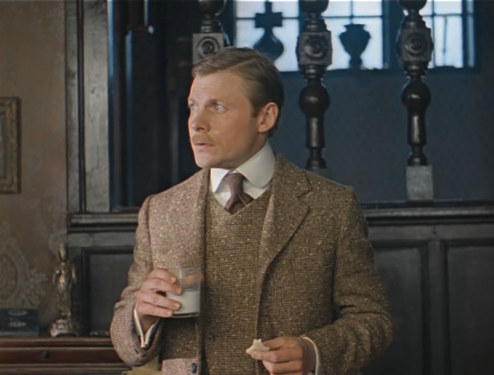 — Самый совершенный в мире мозг ржавеет без дела. Ватсон, хотите заняться дедукцией? Подите сюда. Вон идёт джентльмен. Что Вы можете о нём сказать?
— Ну... это лондонец. Идёт привычной дорогой, не оглядывается по сторонам.
— Логично.
— Человек зажиточный, с хорошим аппетитом. Это видно по одежде и по брюшку.
— Браво! Ещё одно очко в Вашу пользу.
— Пожалуй всё.
— Я могу еще кое-что добавить: ему 48 лет, он женат, имеет сына, очень любит свою собаку — рыжего сеттера и работает в министерстве иностранных дел.
[Обалделый взгляд Ватсона]
— После истории с часами я готов верить всему, что Вы скажете... но чёрт возьми... Как?!
— Нет ничего проще, дорогой Ватсон, дело в том, что этот человек — мой родной брат Майкрофт Холмс... Ха-ха-ха!
— Ха-ха! Вы разыграли меня, Холмс. Но я сам виноват, не надо быть таким легковерным. А если серьезно, Холмс, вот идёт человек самой заурядной внешности. Вот, который переходит улицу. Ну вот, что Вы о нём можете сказать?
— Об этом моряке, отставном сержанте?
— Ах, он уже отставной сержант? Наверное это Ваш родной брат... Ха-ха! Как Вам не стыдно, Холмс, Вы пользуетесь тем, что Вас нельзя проверить и морочите мне голову.
[входит миссис Хадсон]
— Мистер Холмс, к вам посыльный. По виду отставной сержант.