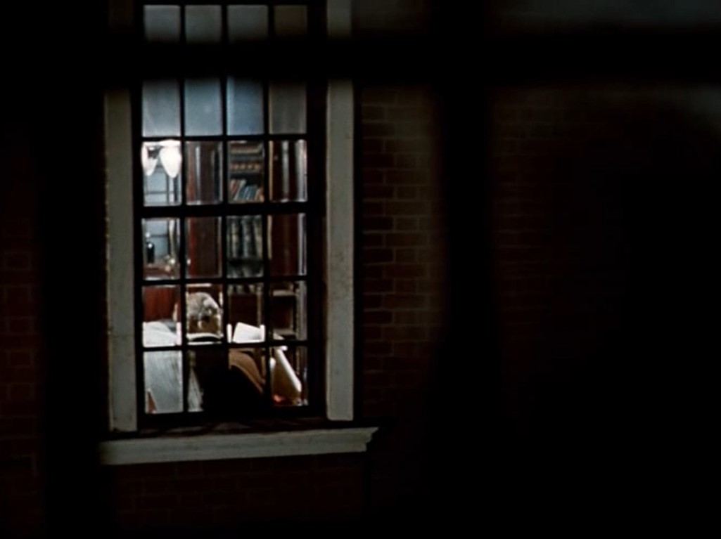 [Ватсон видит воскового Холмса в окне их дома напротив]
— Неплохо придумано, правда?
— Что это?
— Произведение искусства. Работа скульптора Менье из Гренобля. Он делал эту восковую фигуру две недели.
— Зачем?
— Чтобы они думали, что я там, в то время, как я здесь.
— Кто?..
— Вы что забыли, что за нашим домом следят?
— Кто?..
— Очаровательная компания, глава которой покоится на дне Рейхенбахского водопада.
— Смотрите, он... живой...
— Ну разумеется...
[сцена Майкрофта и Хадсон, которые ползают под столом и двигают восковую фигуру]