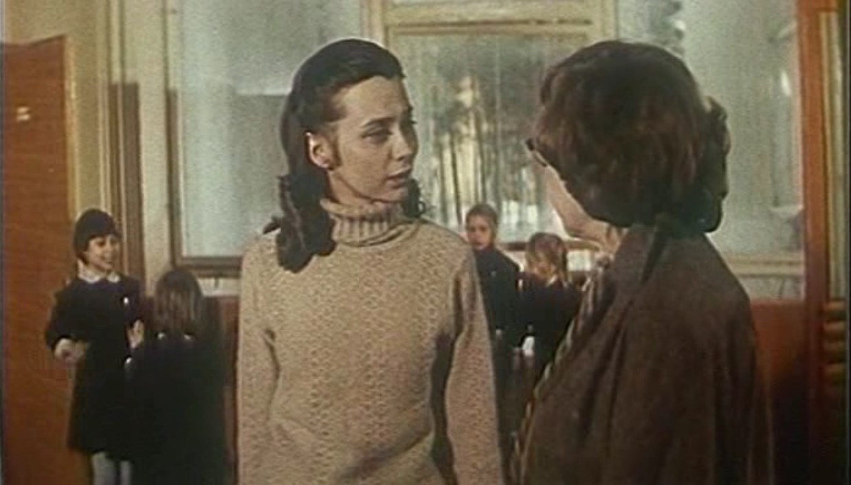 — Зоя Александровна, простите, но от ласки и доброты всё расцветает!
— Распускается, милочка, а не расцветает! Распускается.