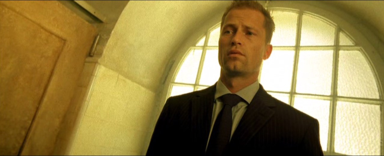 Толчок нужно мыть слева направо, иначе он царапается. И там накапливаются микробы и бактерии, а этому надо воспрепятствовать. А тут рядом с унитазом требуется особая тщательность. Я уже сто раз говорил этим психам, чтобы садились, но они стоят, льют дугой мимо. Смотрят и ухмыляются. Противно, но делать надо.