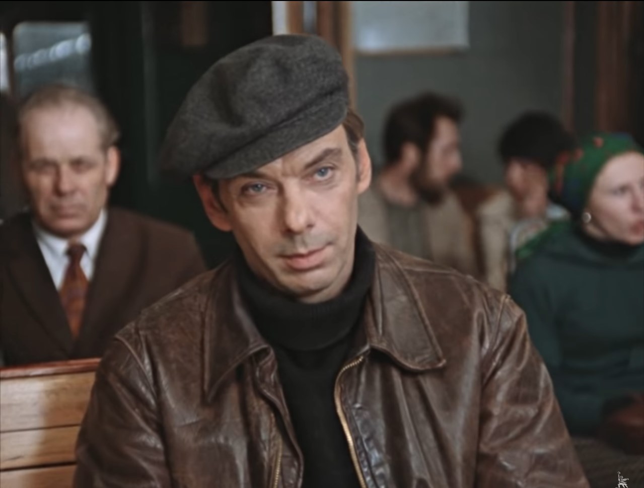 — Я даже могу сказать, что вы, например, не замужем.
— Если я не ношу обручального кольца, это ещё ни о чём не говорит.
— Да даже если бы вы носили три обручальных кольца, вы всё равно не замужем. У вас взгляд незамужней женщины.
— А что, незамужние женщины смотрят как-то по-особенному?
— Конечно. Они смотрят оценивающе. Так смотрят милиционеры, руководящие работники и незамужние женщины.