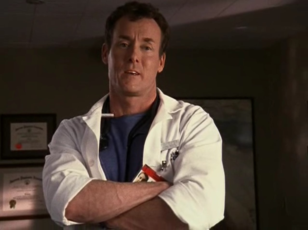 Доктор Перри Кокс Отношения? Дорогой мой Зигмунд, отношения — штука хрупкая. Один неверный взгляд, одно неверное слово, и на вас катится огромный снежный ком, который набирает такую скорость и такой вес, что вам лучше закопаться поглубже. И вот тут «БАБАХ!» и пелена спадает, и ты понимаешь, что та симпатичная юная девушка, на которой ты женился, не так уж юна и симпатична. Она — монстр, и не тот монстр, который в детских сказках вылезает из-под кроватки… Нет… Она использует чувство твоего собственного достоинства в качестве половой тряпки, чтобы стереть остатки твоей же гордости с пола. Ну, конечно, я тоже терзал ее время от времени… Но, честное слово, я-то думал, что в браке так и нужно! Короче, сейчас, когда мы уже разошлись, я даже не знаю, кого я больше ненавижу, её или себя, честное слово! Я часто сидел и думал, почему наши друзья не пытались уничтожить друг друга так, как это делали мы. И ответ оказался очень простым: они не были несчастливы в браке, а мы были. В реальной жизни отношения складываются не так, как в кино. «Получится — не получится», а потом получается и живут они долго и счастливо. Вы в это вообще можете поверить? 9 из 10 пар распадаются, потому что им изначально не суждено быть вместе, а половина из тех, кто все-таки женится, потом разводится. И должен сказать, что, даже пройдя через всё это, я не стал законченным циником. Я до сих пор верю, что любовь — это когда даришь… шоколадные конфеты, или, в некоторых странах дарят, например, курицу. Вы, конечно, можете считать меня придурком, но всё равно я верю, что любовь существует.