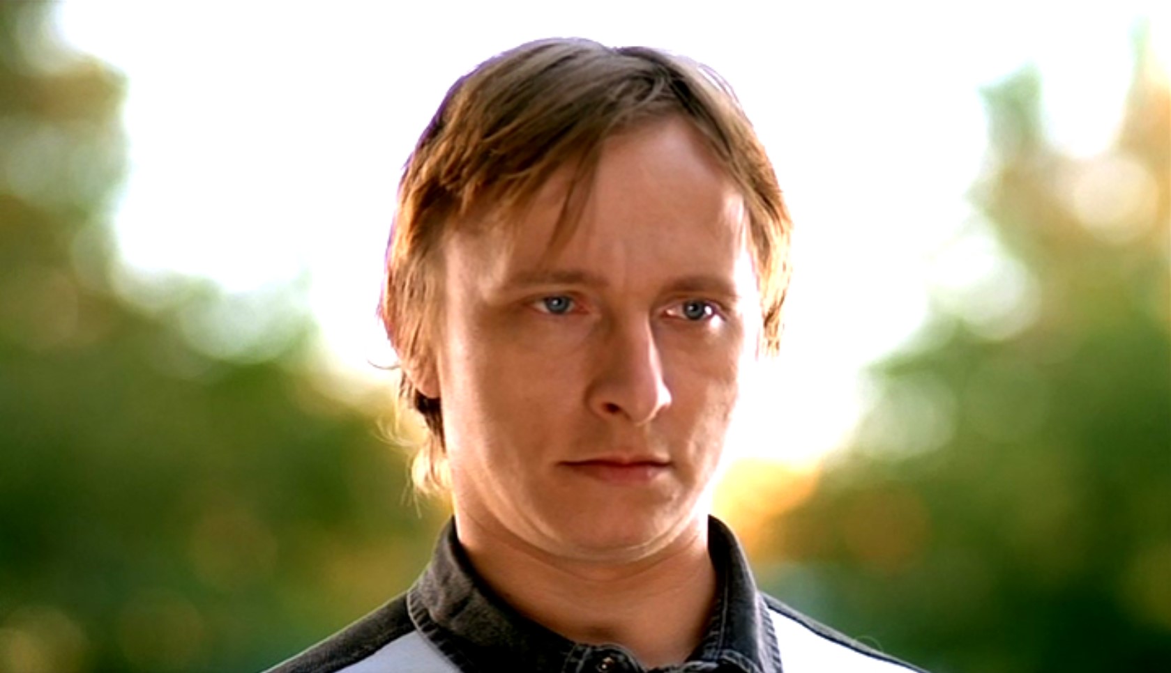 Стою я у своего головного офиса, не поверите, трезвый как стекло, а она на светофоре дорожку переходит, ножками своими нежными переступает. В одной ручке бутылочка водочки 0.75, в другой конфетка. Я так и обомлел, полдня на этом светофоре простоял, думал обратно пойдет, похмеляться.