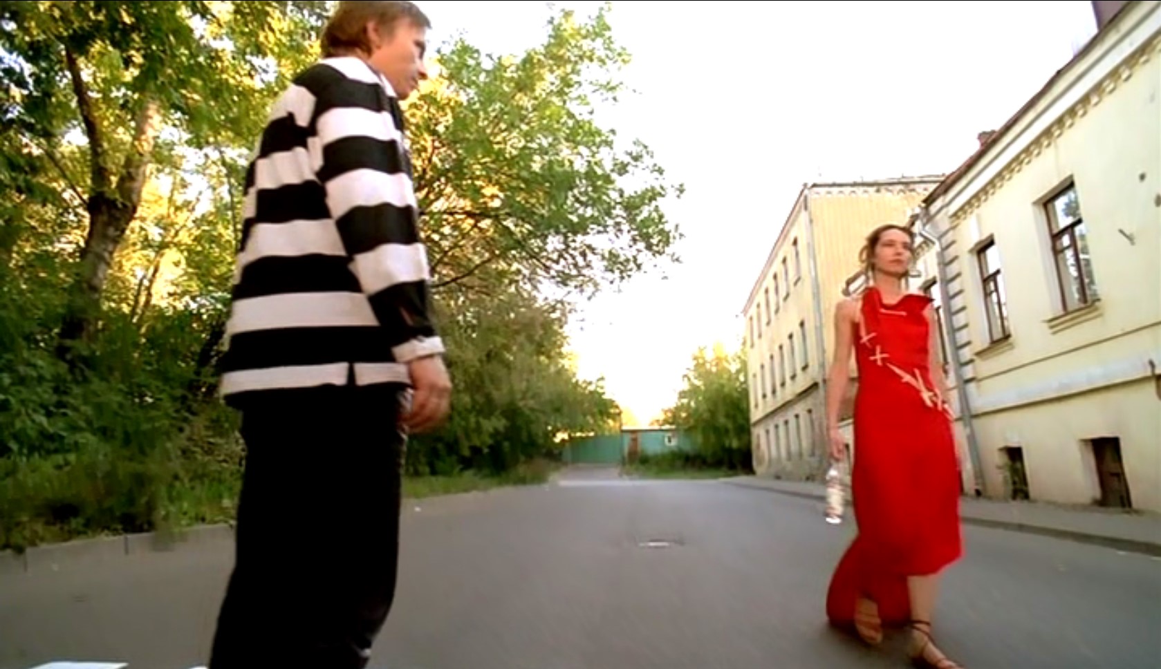 Стою я у своего головного офиса, не поверите, трезвый как стекло, а она на светофоре дорожку переходит, ножками своими нежными переступает. В одной ручке бутылочка водочки 0.75, в другой конфетка. Я так и обомлел, полдня на этом светофоре простоял, думал обратно пойдет, похмеляться.