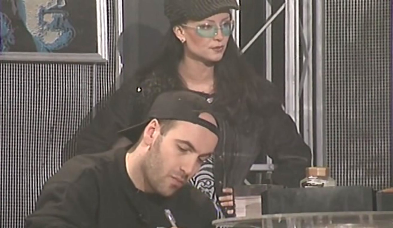 — Господи, а что с лицом-то?
— Ну тончик набросала бы и всё!
— При чём здесь тончик? Высыпаться надо!  А ты знаешь, во сколько я ложусь?
— Нет, я не знаю.
— Нет? А вон у Славки спроси!
— Молодец!