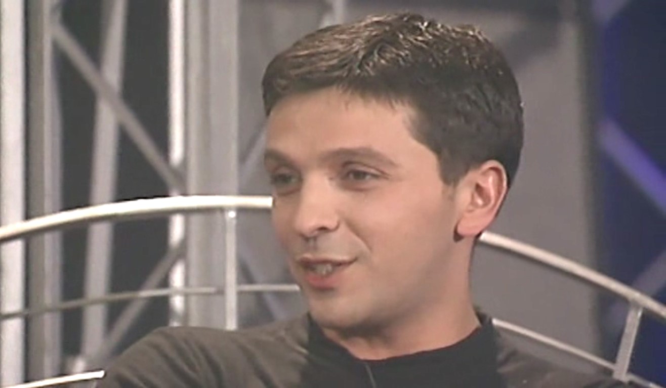 — Господи, а что с лицом-то?
— Ну тончик набросала бы и всё!
— При чём здесь тончик? Высыпаться надо!  А ты знаешь, во сколько я ложусь?
— Нет, я не знаю.
— Нет? А вон у Славки спроси!
— Молодец!