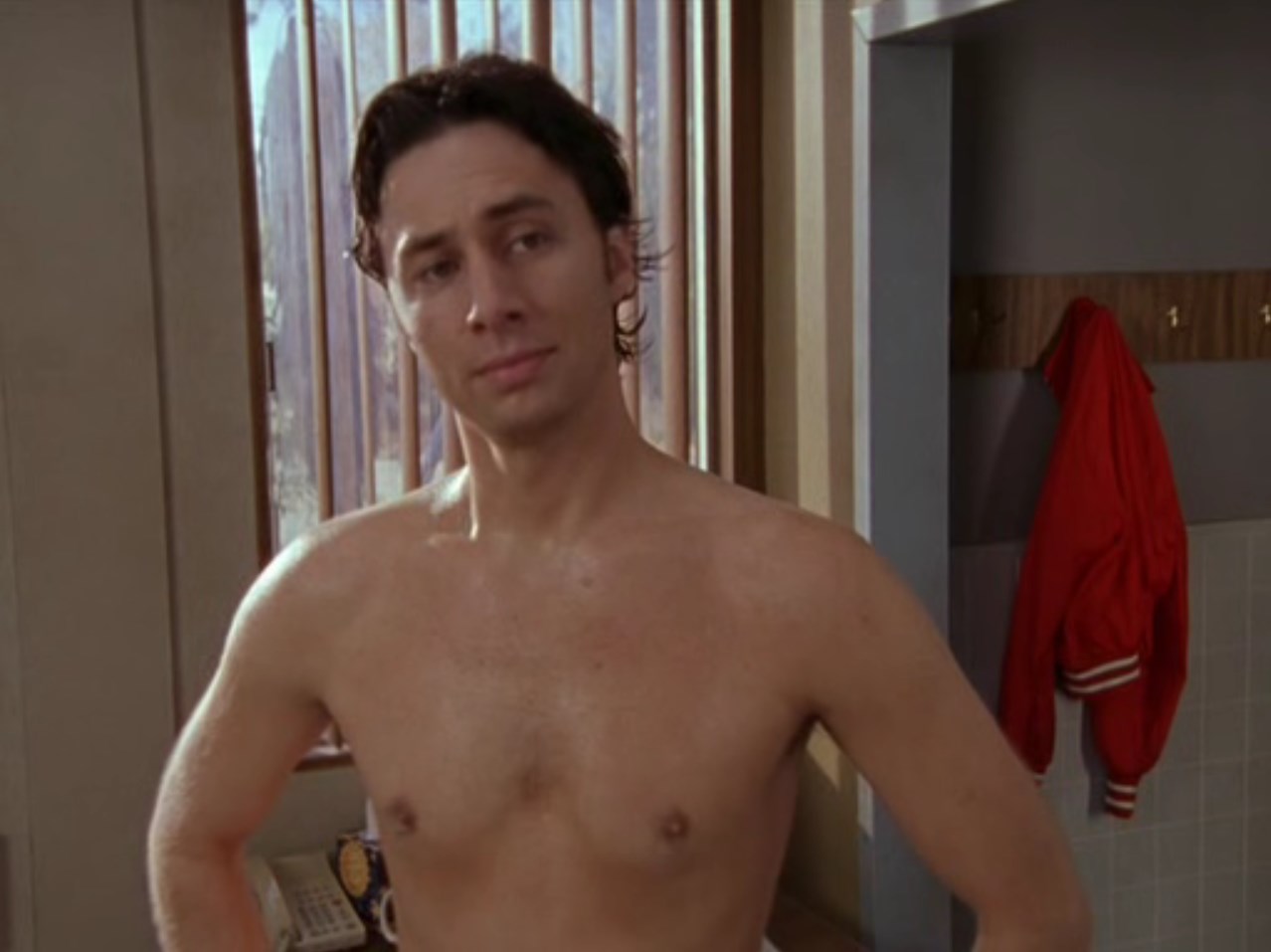 — Это шорты для душа.

— Шорты для душа?
— Для тех кому нечего скрывать, но он пытается!