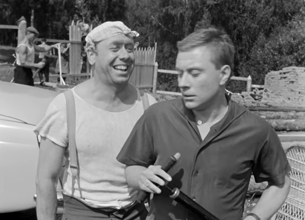 Ты вообще живёшь на свете по доверенности! Машина на имя жены, дача — на моё имя, ничего у тебя нет! Ты голодранец!