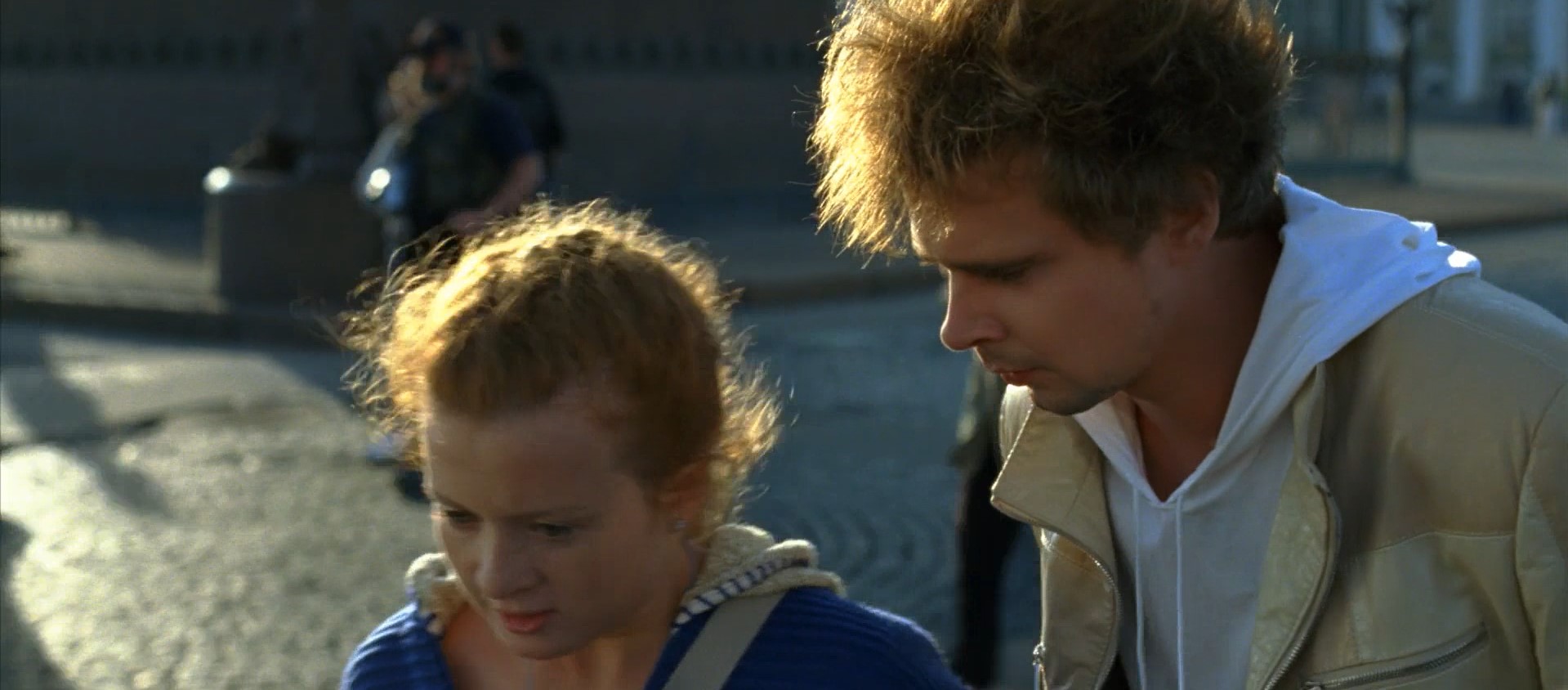 Майя (жительница Петербурга) фей Пафнутий — И вообще, ты ненастоящий!
— Ну и что! Вон у той девушки грудь тоже ненастоящая, но никто же не бегает и не кричит: «Ой, ненастоящая грудь!»
— Это разные вещи: её грудь можно потрогать, а тебя — нет!
— О, ты хочешь потрогать её грудь???