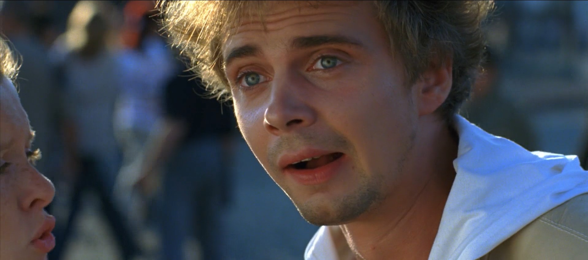 Майя (жительница Петербурга) фей Пафнутий — И вообще, ты ненастоящий!
— Ну и что! Вон у той девушки грудь тоже ненастоящая, но никто же не бегает и не кричит: «Ой, ненастоящая грудь!»
— Это разные вещи: её грудь можно потрогать, а тебя — нет!
— О, ты хочешь потрогать её грудь???