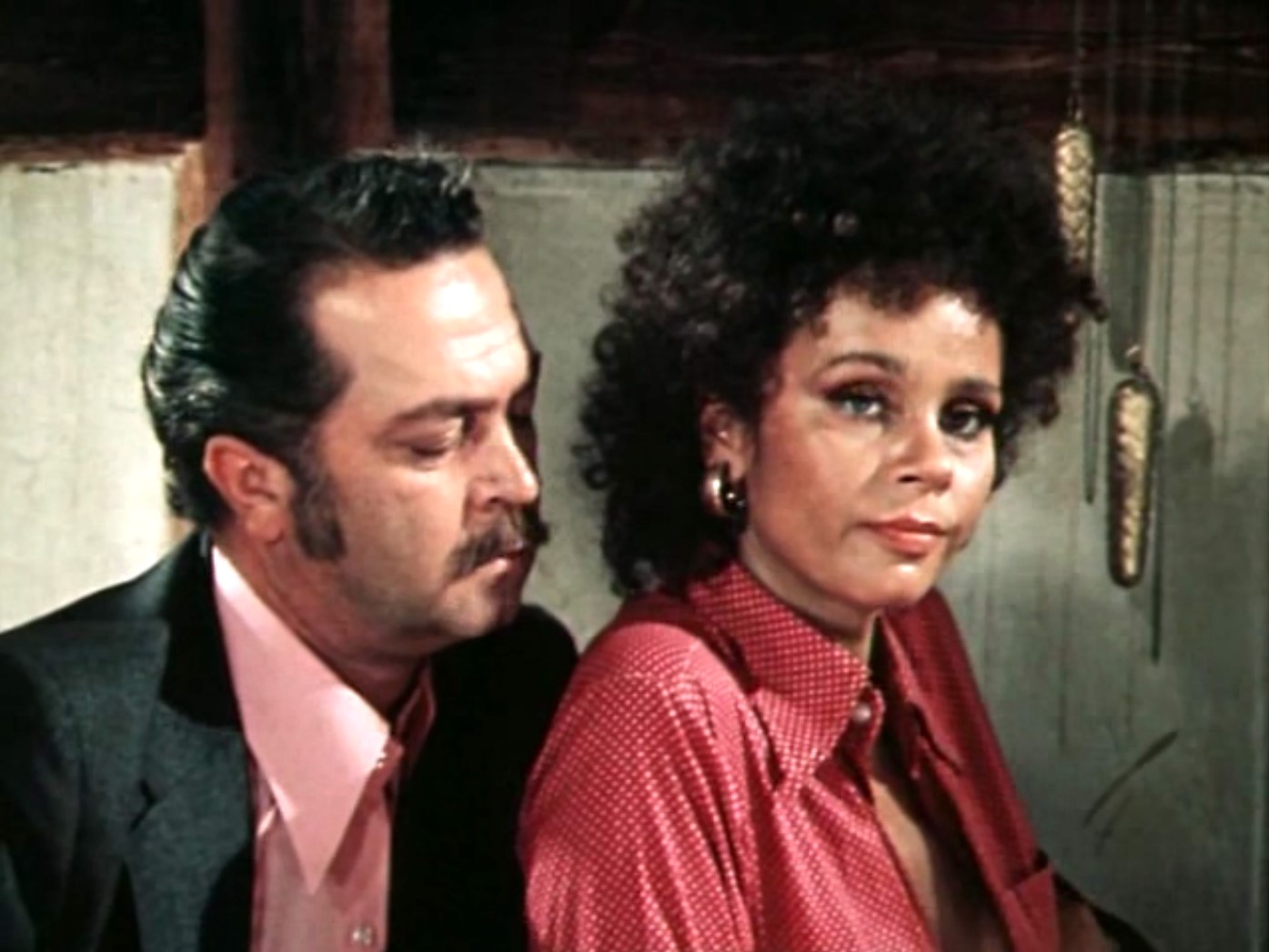 мисс Куини Планкет — Я вас завоюю себе в жены. Я привык рубить с плеча.
— А я привыкла к свободе.
— Не беспокойтесь, ваша свобода останется при вас. Я моряк, я дома не сижу.
— А зачем мне муж-моряк, да ещё и не сидящий дома?
— Опять двадцать пять! Сколько времени вам надо доказывать, что лучшего мужа, чем я, вам не найти?