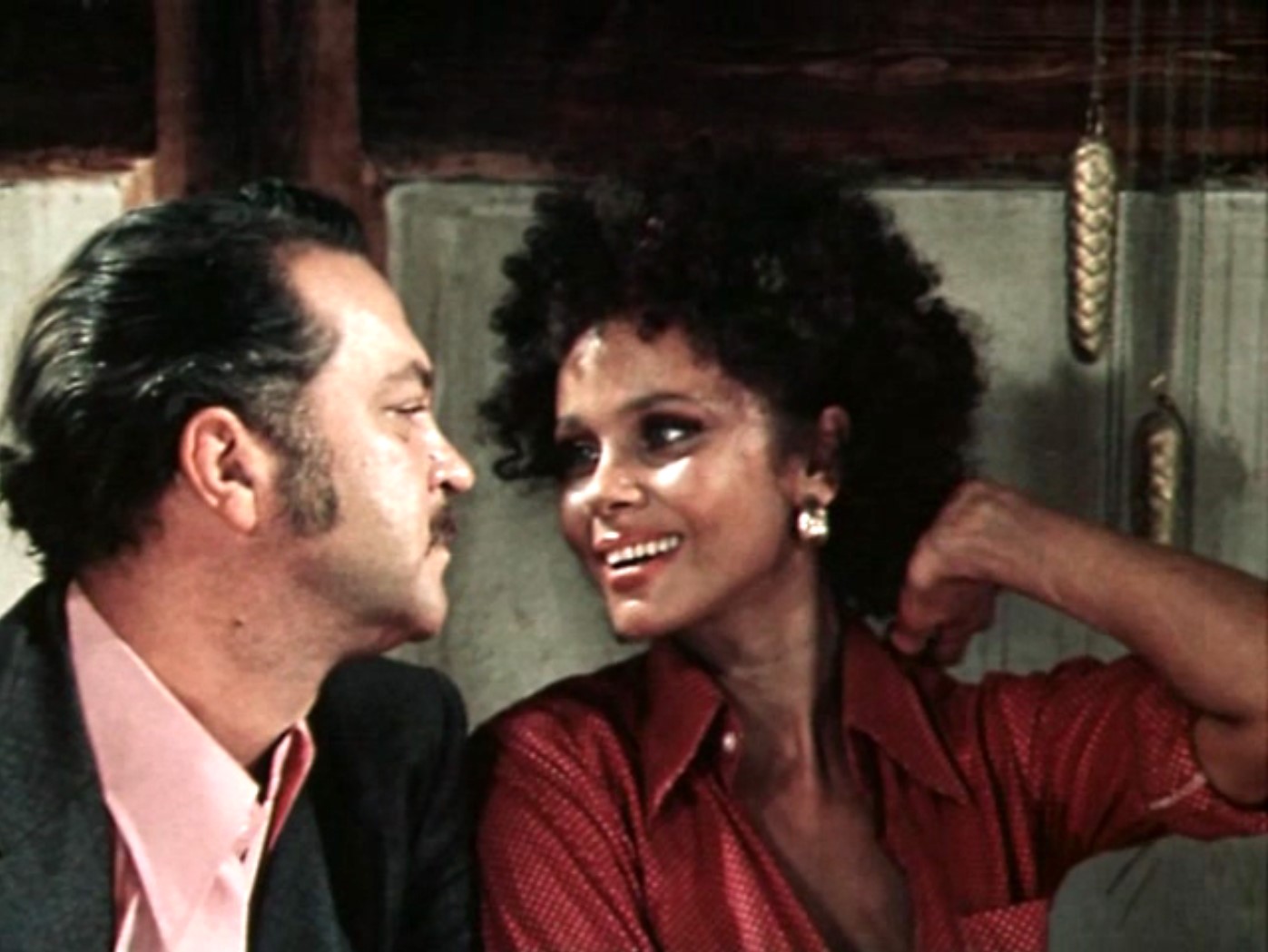 мисс Куини Планкет — Я вас завоюю себе в жены. Я привык рубить с плеча.
— А я привыкла к свободе.
— Не беспокойтесь, ваша свобода останется при вас. Я моряк, я дома не сижу.
— А зачем мне муж-моряк, да ещё и не сидящий дома?
— Опять двадцать пять! Сколько времени вам надо доказывать, что лучшего мужа, чем я, вам не найти?