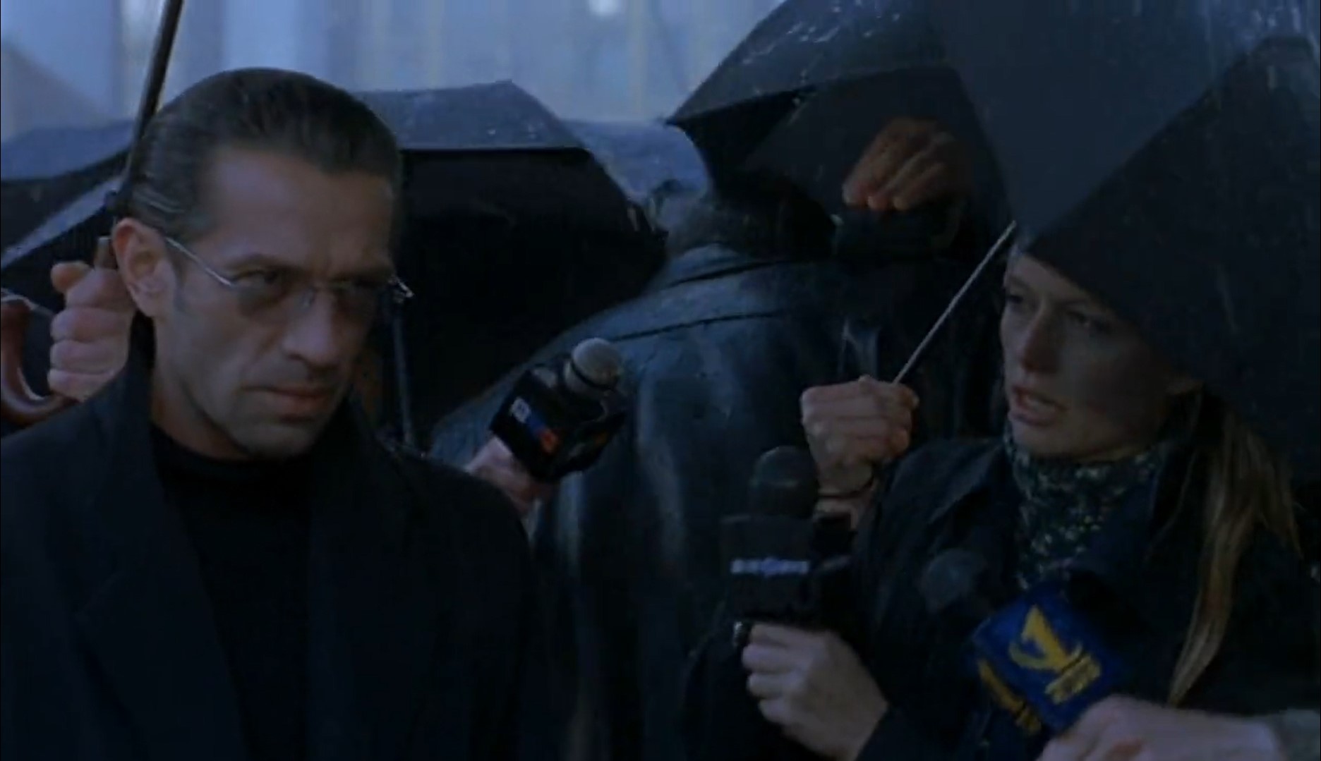 — По данным журнала «Forbes», вы входите в сотню самых богатых людей мира, ваше состояние оценивают в пять миллиардов долларов и почему все эти деньги не спасают Вас от унизительных наездов?
— Потому что мы в России.