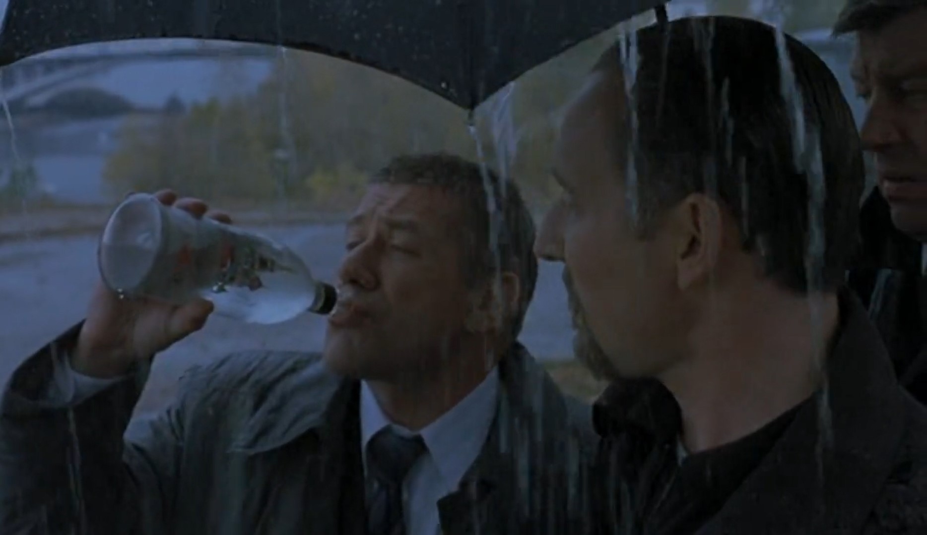 — Он тоже вот так из бутылки пил.
— Стаканов не было?
— Нет, чтобы завоевать девушку.