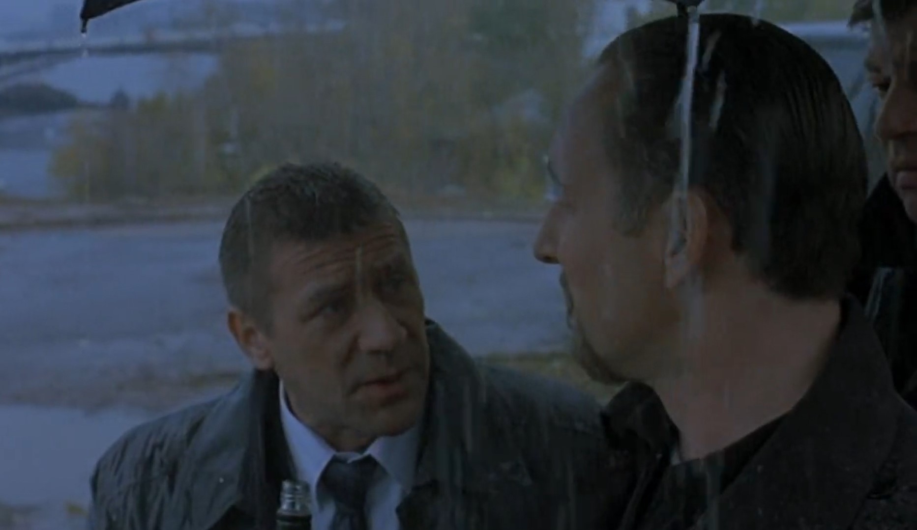 — Он тоже вот так из бутылки пил.
— Стаканов не было?
— Нет, чтобы завоевать девушку.