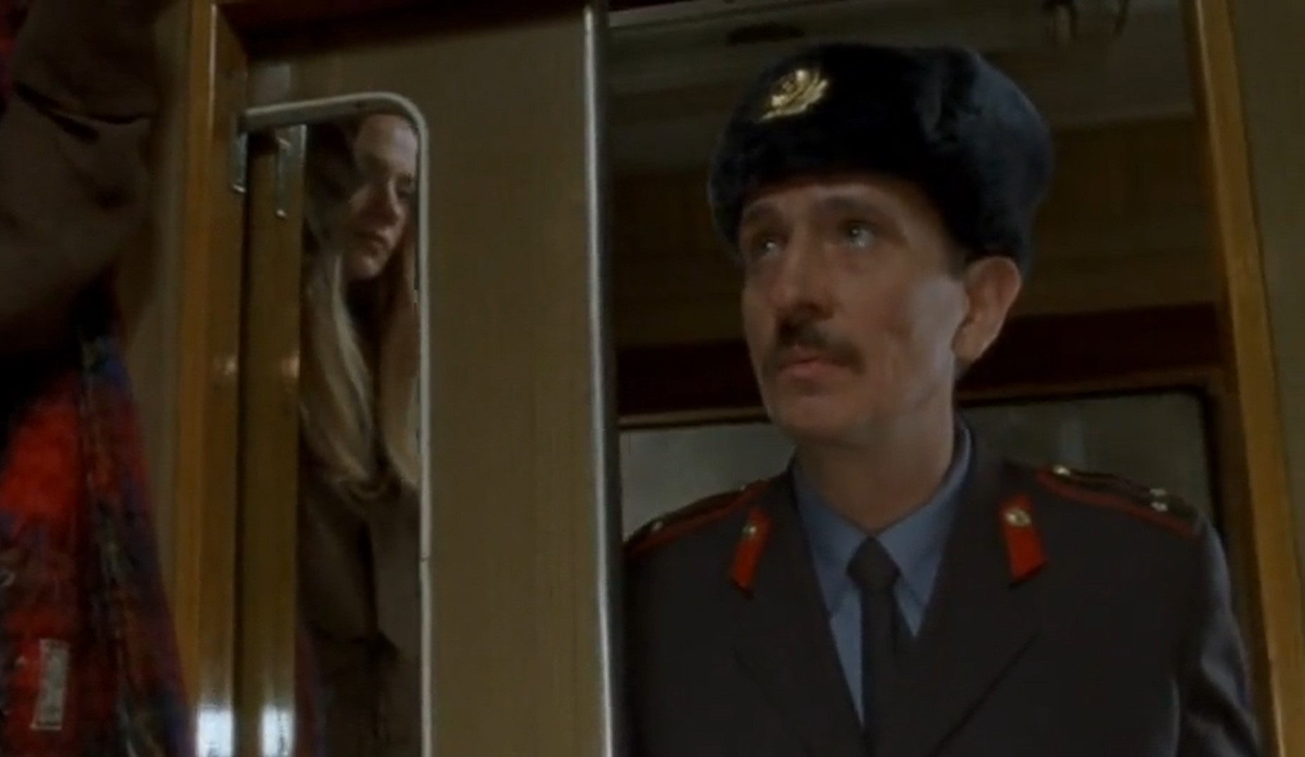 — Всех прошу предъявить документы и билеты.
— Лейтенант, а может мы договоримся, а?
— Распитие спиртных напитков в общественном месте запрещено будем составлять акты и сообщать по месту работы.
— Как я люблю этот честный взгляд людей в серых мундирах.
— Че, на пятнадцать суток захотел?
— Нет, что вы, ни в коем случае, что вы?!