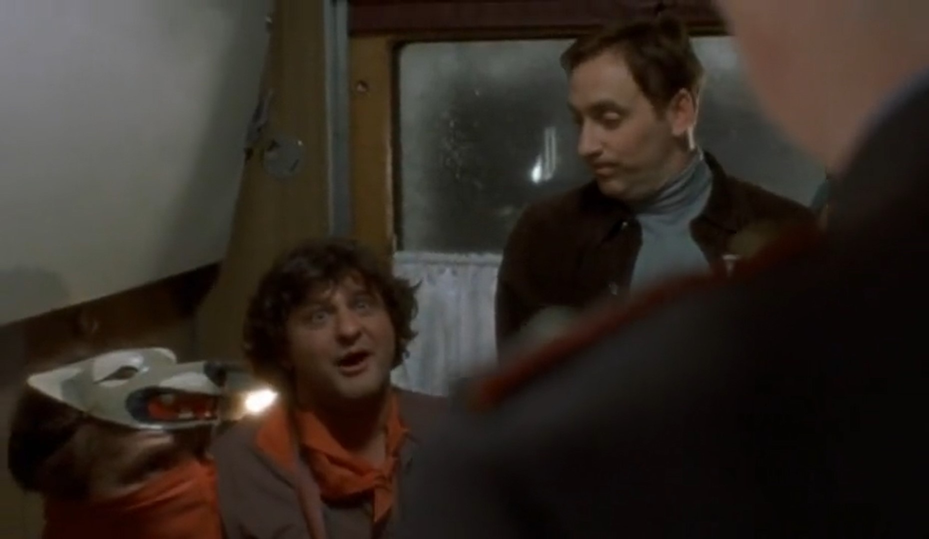 — Всех прошу предъявить документы и билеты.
— Лейтенант, а может мы договоримся, а?
— Распитие спиртных напитков в общественном месте запрещено будем составлять акты и сообщать по месту работы.
— Как я люблю этот честный взгляд людей в серых мундирах.
— Че, на пятнадцать суток захотел?
— Нет, что вы, ни в коем случае, что вы?!