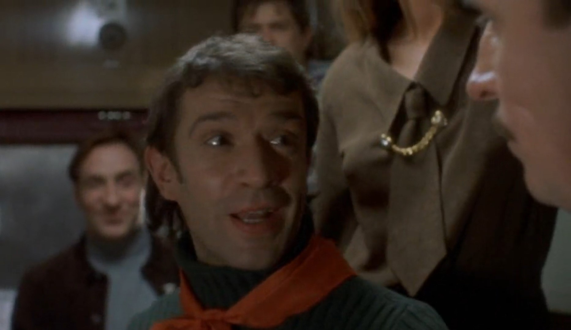 — Всех прошу предъявить документы и билеты.
— Лейтенант, а может мы договоримся, а?
— Распитие спиртных напитков в общественном месте запрещено будем составлять акты и сообщать по месту работы.
— Как я люблю этот честный взгляд людей в серых мундирах.
— Че, на пятнадцать суток захотел?
— Нет, что вы, ни в коем случае, что вы?!