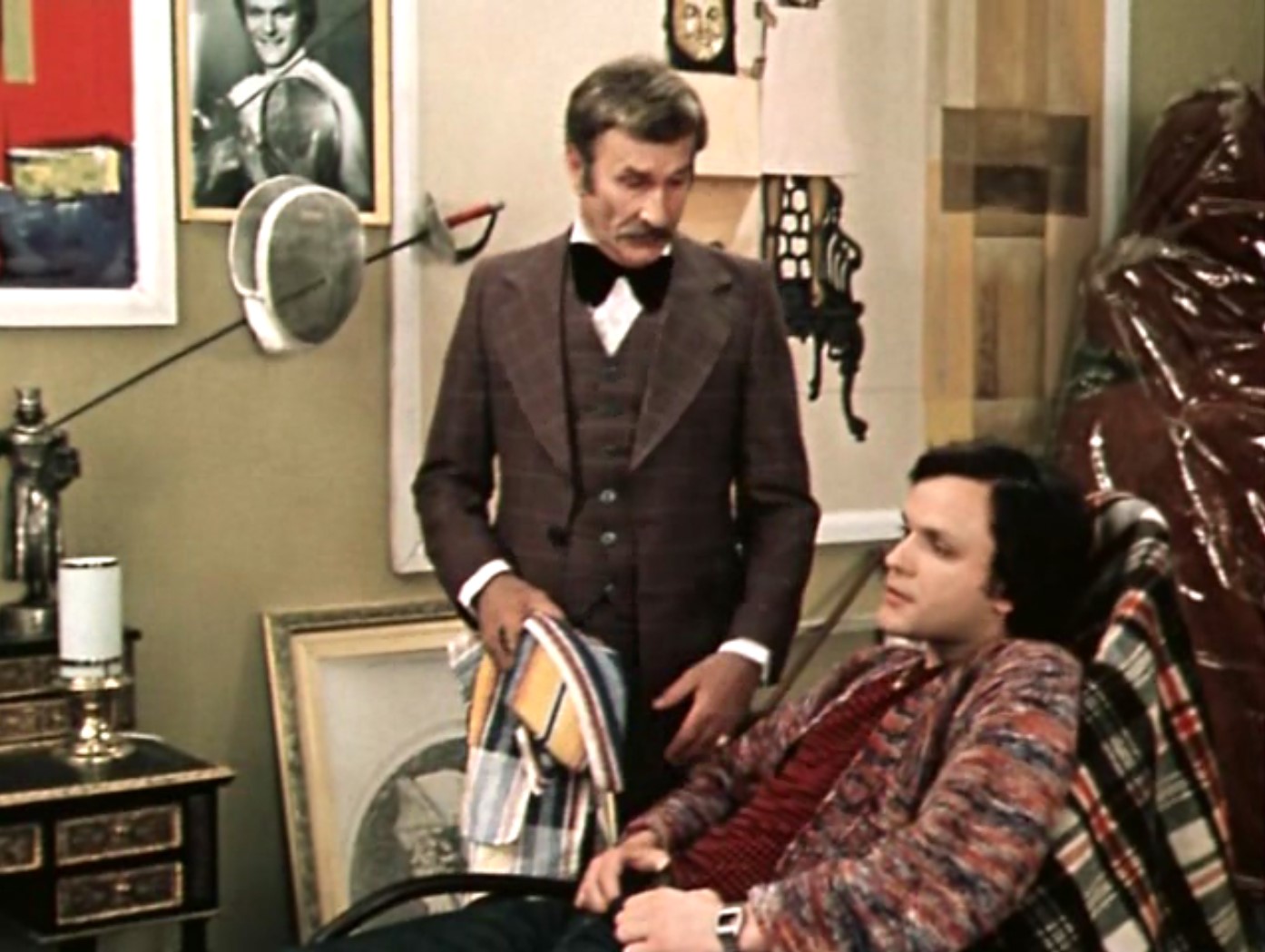 — А если я не против видений, а как раз наоборот!
— Но вы же знаете, чем кончают люди, которые видят то, чего не видят другие?
— Знаю, они попадают в национальную картинную галерею!