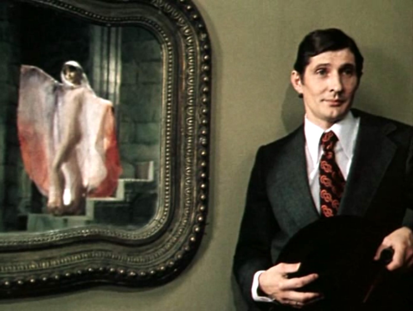 — А если я не против видений, а как раз наоборот!
— Но вы же знаете, чем кончают люди, которые видят то, чего не видят другие?
— Знаю, они попадают в национальную картинную галерею!