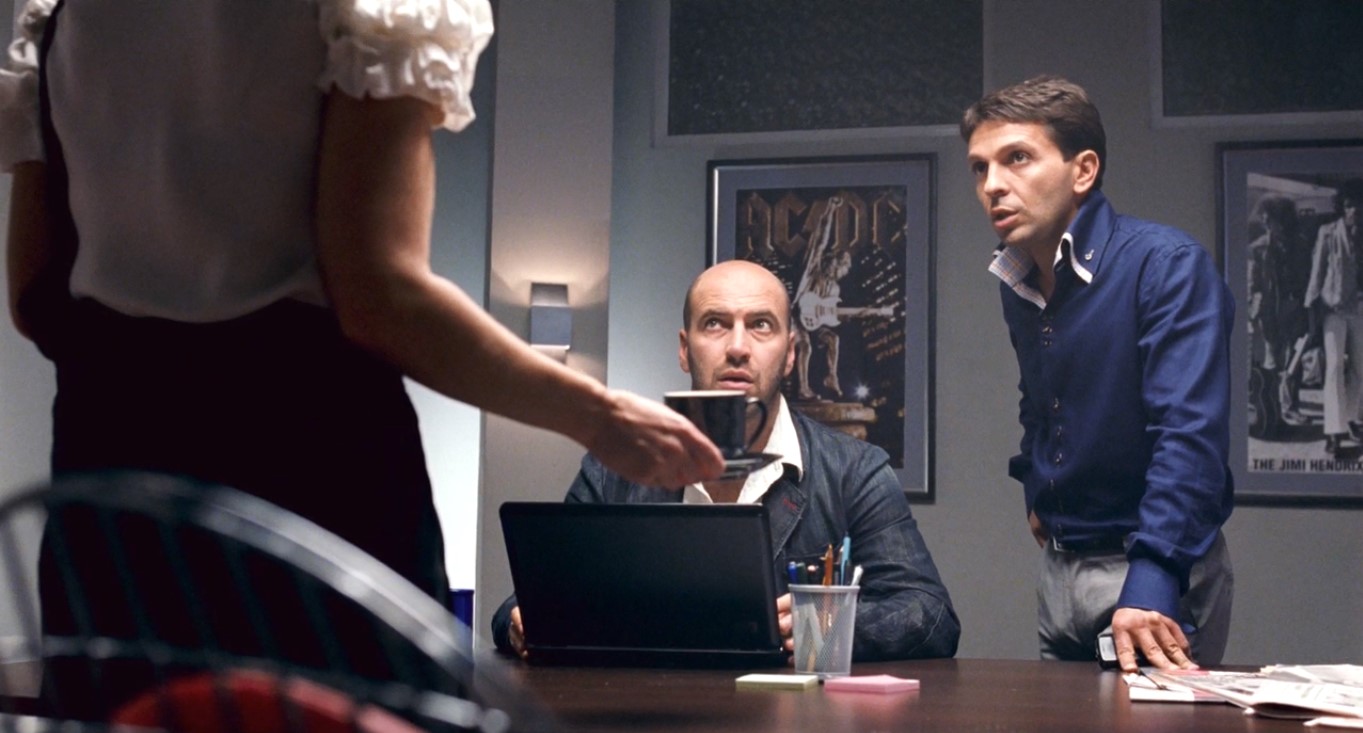 — Аня! Смотри, раздобудь нам где-нибудь Красную Книгу? Только побыстрее, это важно.
— А англо-русский словарь подойдёт? Весь красный, ну там только две золотые полосочки?
— Подойдёт. Прям срочно его тащи. И фломастеры принеси — мы полоску заштрихуем, будет полностью красный.