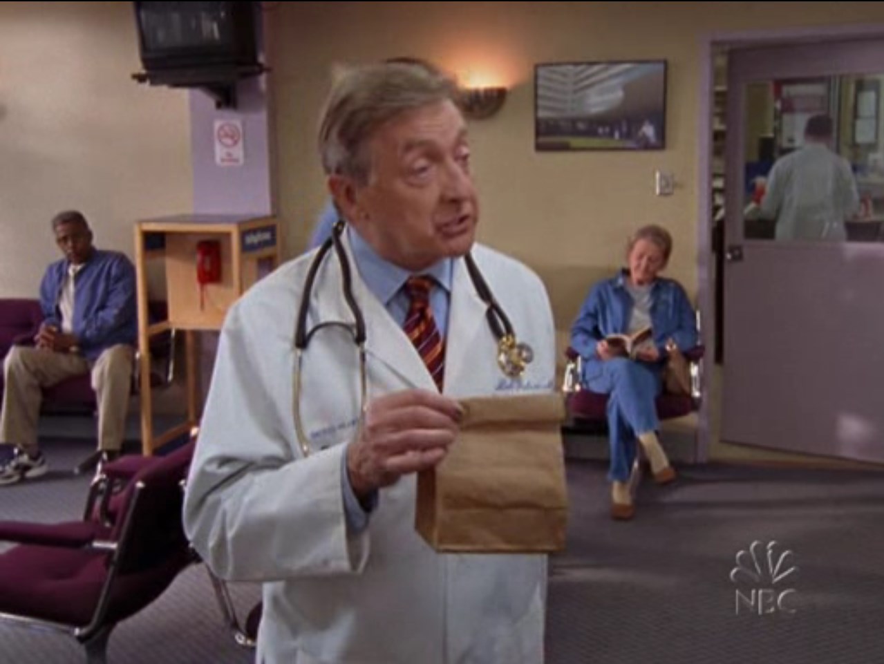 — Сэр, а это что у вас?
— Тухлый хомячок.

— Сэр, если это никому не нужно?..
— Забирай, псих... А что? Сделаю своей белке жилетку из хомяка.