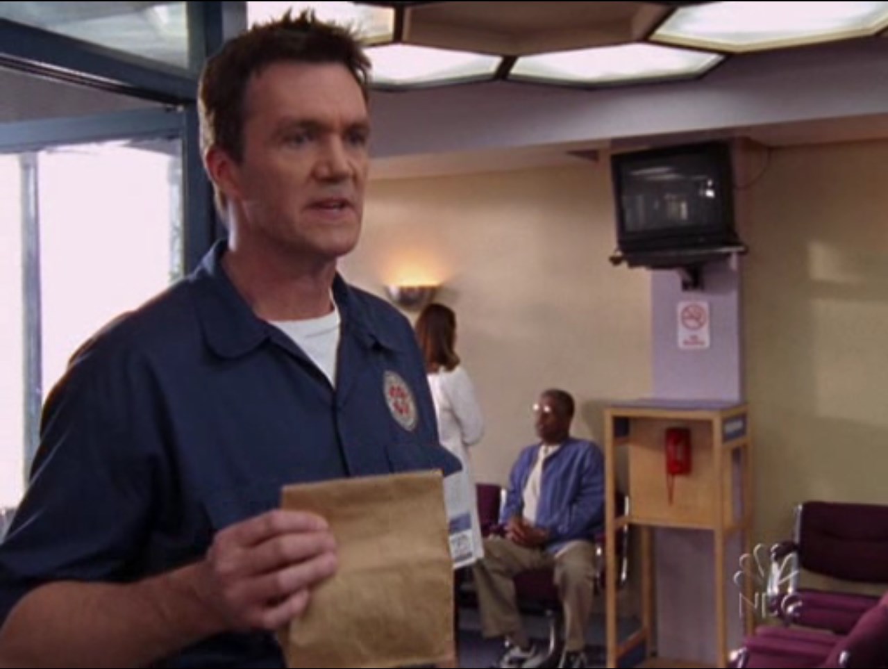 — Сэр, а это что у вас?
— Тухлый хомячок.

— Сэр, если это никому не нужно?..
— Забирай, псих... А что? Сделаю своей белке жилетку из хомяка.