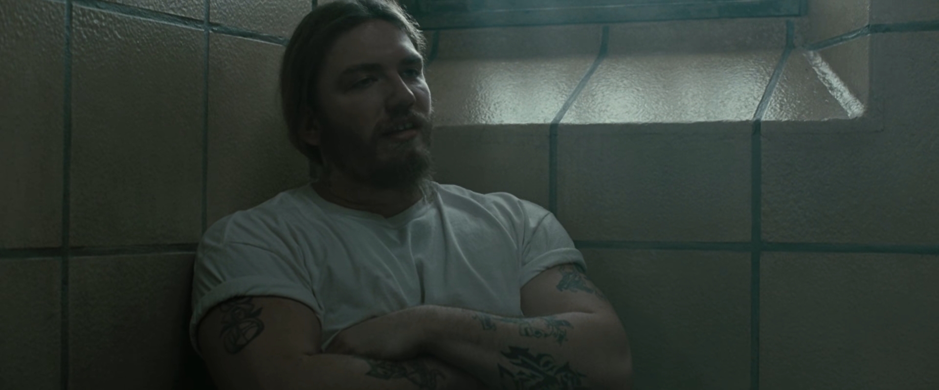 [когда в камеру Клайда Шелтона принесли всю еду из забегаловки, обращается к зеку]:
— Я так понимаю, если не поделиться с тобой…
— Я тебя просто порву! Я тебе ключицу сломаю, череп надвое расколю, понял меня, нет?