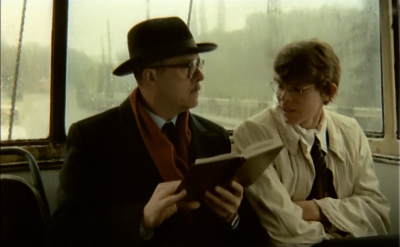 Андрей Валентинович Крымов — А ты что, действительно, сам эти песни пишешь?
— Да нет, что вы. Только такой необразованный мурзик, как вы, может не знать Гребенщикова.
— Гребенщикова? А кто это?
— Это бог, от него сияние исходит.