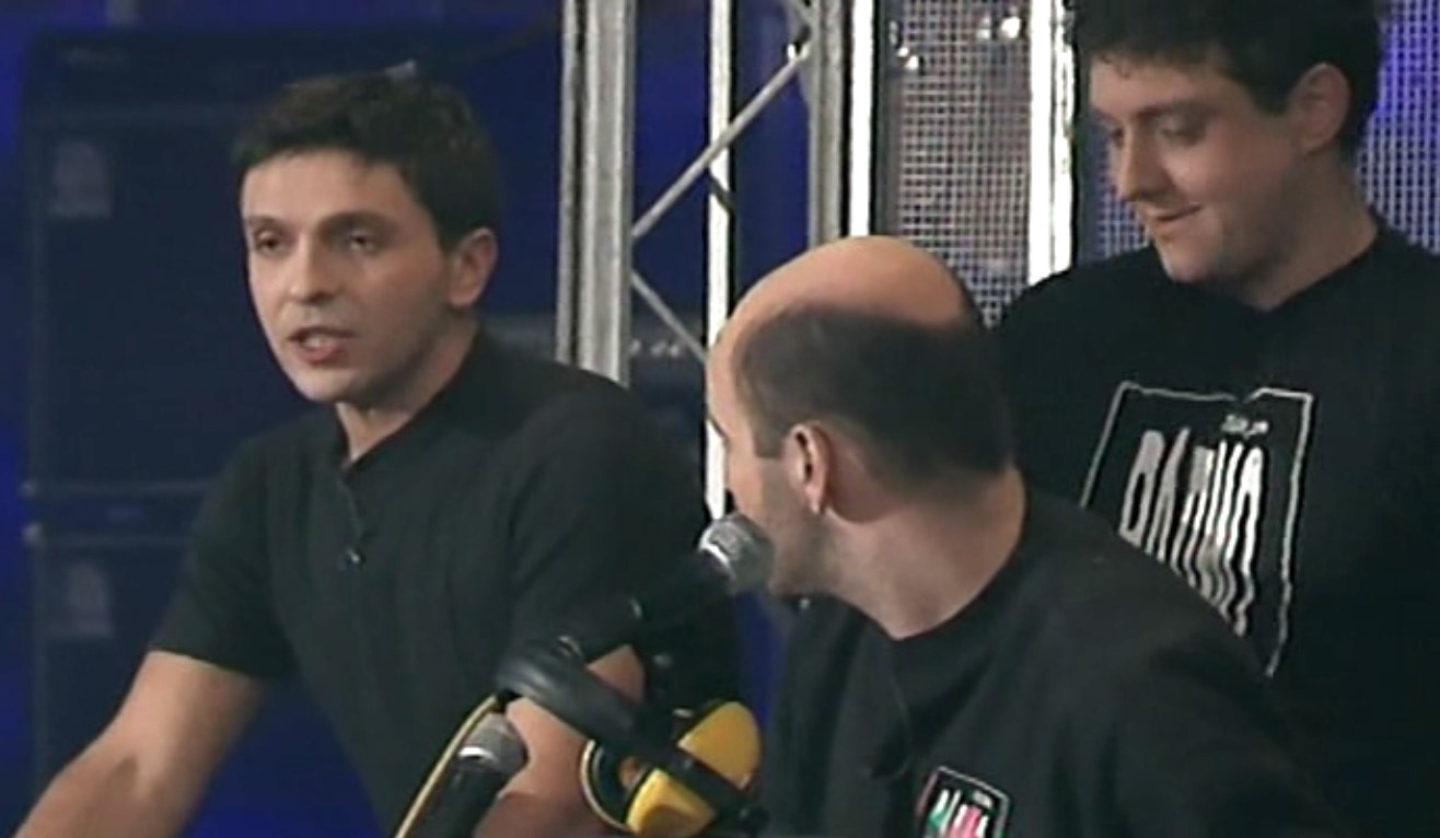 — Ну! Как дела, малыш?
— Руки! Убрал свои гигантские руки!
— Тебе что, перестали нравиться мои грубые мужские ласки?!