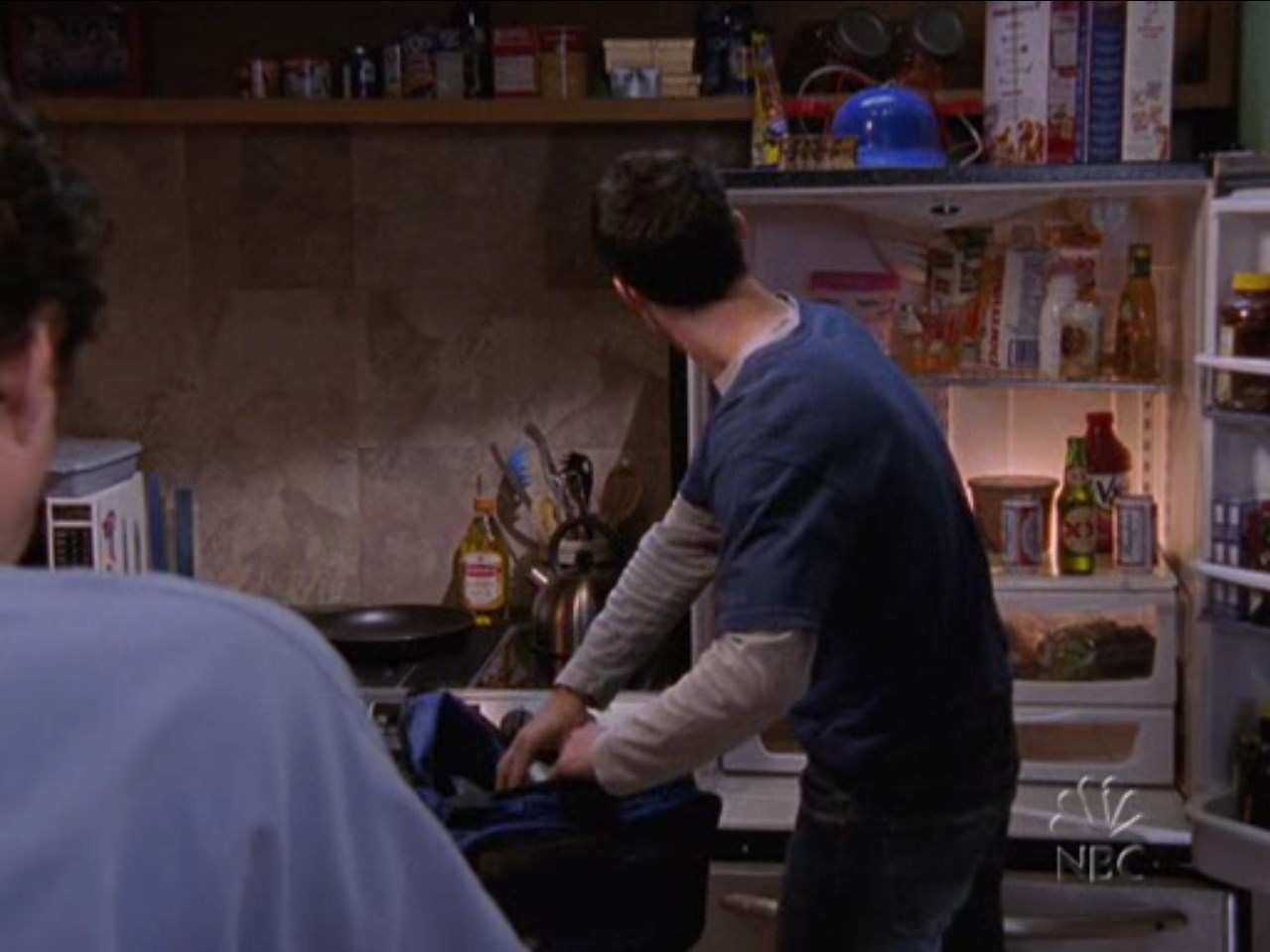 О, привет. А я тут... вещи собираю.