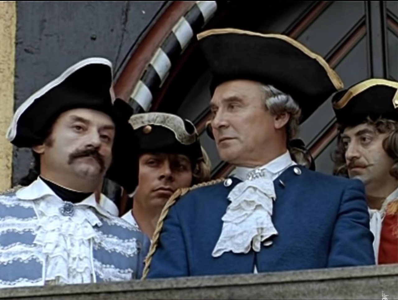 — Стрелял он не черешней, а смородиной, когда они пролетали над его домом.
— Медведи?
— Ну, не мамонты же.