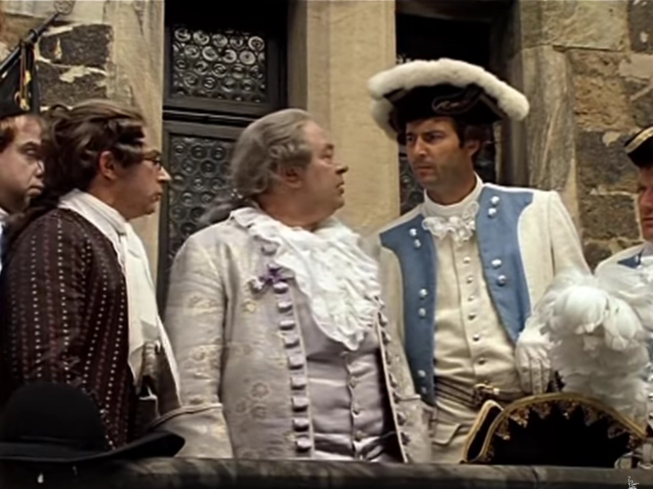 — Где командующий?
— Командует!