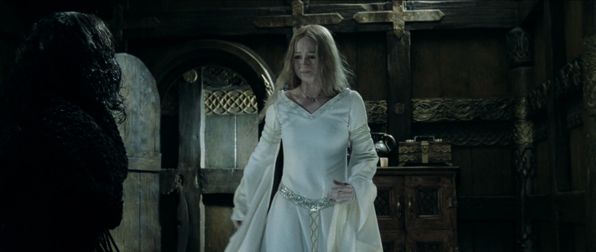 — Оставь меня, змей!
— Но ты и так всеми оставлена. Кто знает, что шепчешь ты в горькой темноте ночи, когда кажется, что твоя жизнь загублена, а стены твоей светлицы смыкаются вокруг тебя, будто золочёная клетка. Такая прекрасная и такая холодная. Будто тусклое весеннее утро... всё ещё скованное зимним морозом.
==============================================
— Оставь меня одну, змеёныш!
— Но ты же и так одна. Кто знает, о чём говоришь ты во тьме горькими бессонными ночами, когда кажется, что вся твоя жизнь съёживается до минуты. Стены комнаты сжимаются, подступают вплотную, а в комоде теснятся неведомые жуткие создания?
==============================================
— Оставь меня, змей!
— Ты одинока. Кто знает что ты шепчешь ночью в горестных ночных бдениях, когда жизнь кажется тебе такой жалкой, а стены твоей светлицы сдавливают тебя, окружают как склеп умершего. Такая красивая, такая холодная. Как утро ранней весны... всё ещё по-зимнему ледяное.