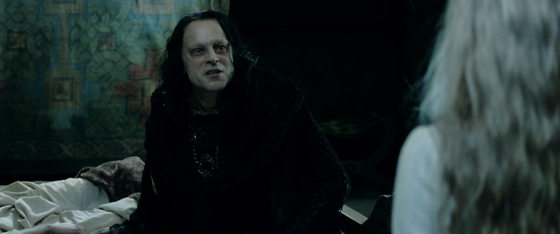 — Оставь меня, змей!
— Но ты и так всеми оставлена. Кто знает, что шепчешь ты в горькой темноте ночи, когда кажется, что твоя жизнь загублена, а стены твоей светлицы смыкаются вокруг тебя, будто золочёная клетка. Такая прекрасная и такая холодная. Будто тусклое весеннее утро... всё ещё скованное зимним морозом.
==============================================
— Оставь меня одну, змеёныш!
— Но ты же и так одна. Кто знает, о чём говоришь ты во тьме горькими бессонными ночами, когда кажется, что вся твоя жизнь съёживается до минуты. Стены комнаты сжимаются, подступают вплотную, а в комоде теснятся неведомые жуткие создания?
==============================================
— Оставь меня, змей!
— Ты одинока. Кто знает что ты шепчешь ночью в горестных ночных бдениях, когда жизнь кажется тебе такой жалкой, а стены твоей светлицы сдавливают тебя, окружают как склеп умершего. Такая красивая, такая холодная. Как утро ранней весны... всё ещё по-зимнему ледяное.