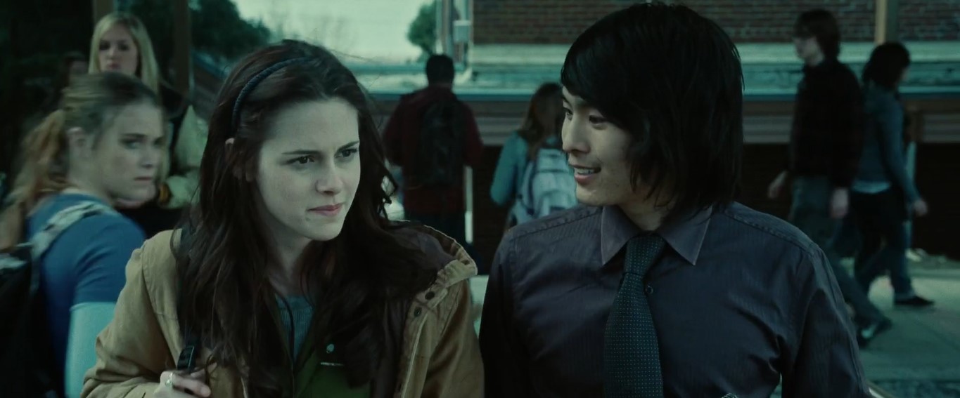 — Можем прогуляться, пообедать... Поплачешься в жилетку?
— Нет... В тишине я обычно страдаю в одиночку.