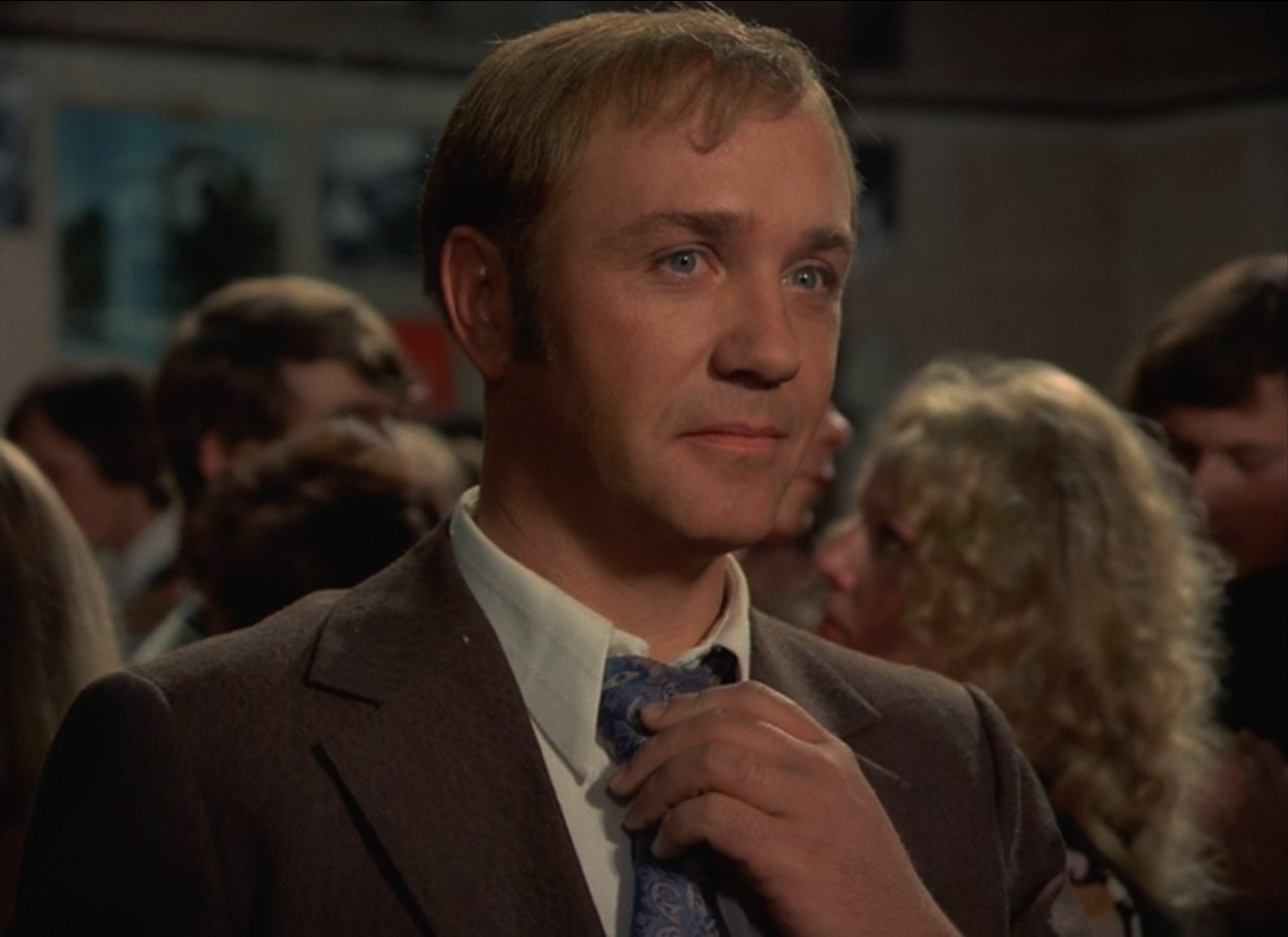 — Разрешите?
— Занято, дядя! Дамы приглашают кавалеров.
— А ты сам, дама, что ли?
— А это моё дело, персональное.