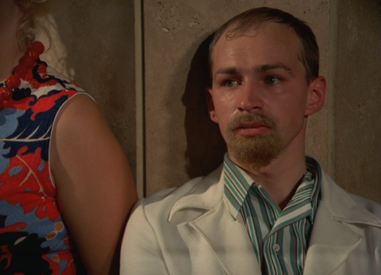 — Разрешите?
— Занято, дядя! Дамы приглашают кавалеров.
— А ты сам, дама, что ли?
— А это моё дело, персональное.