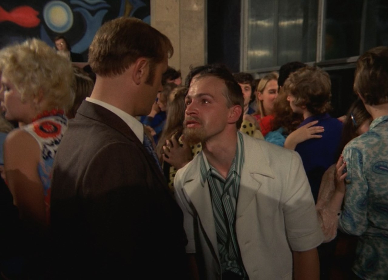 — Разрешите?
— Занято, дядя! Дамы приглашают кавалеров.
— А ты сам, дама, что ли?
— А это моё дело, персональное.