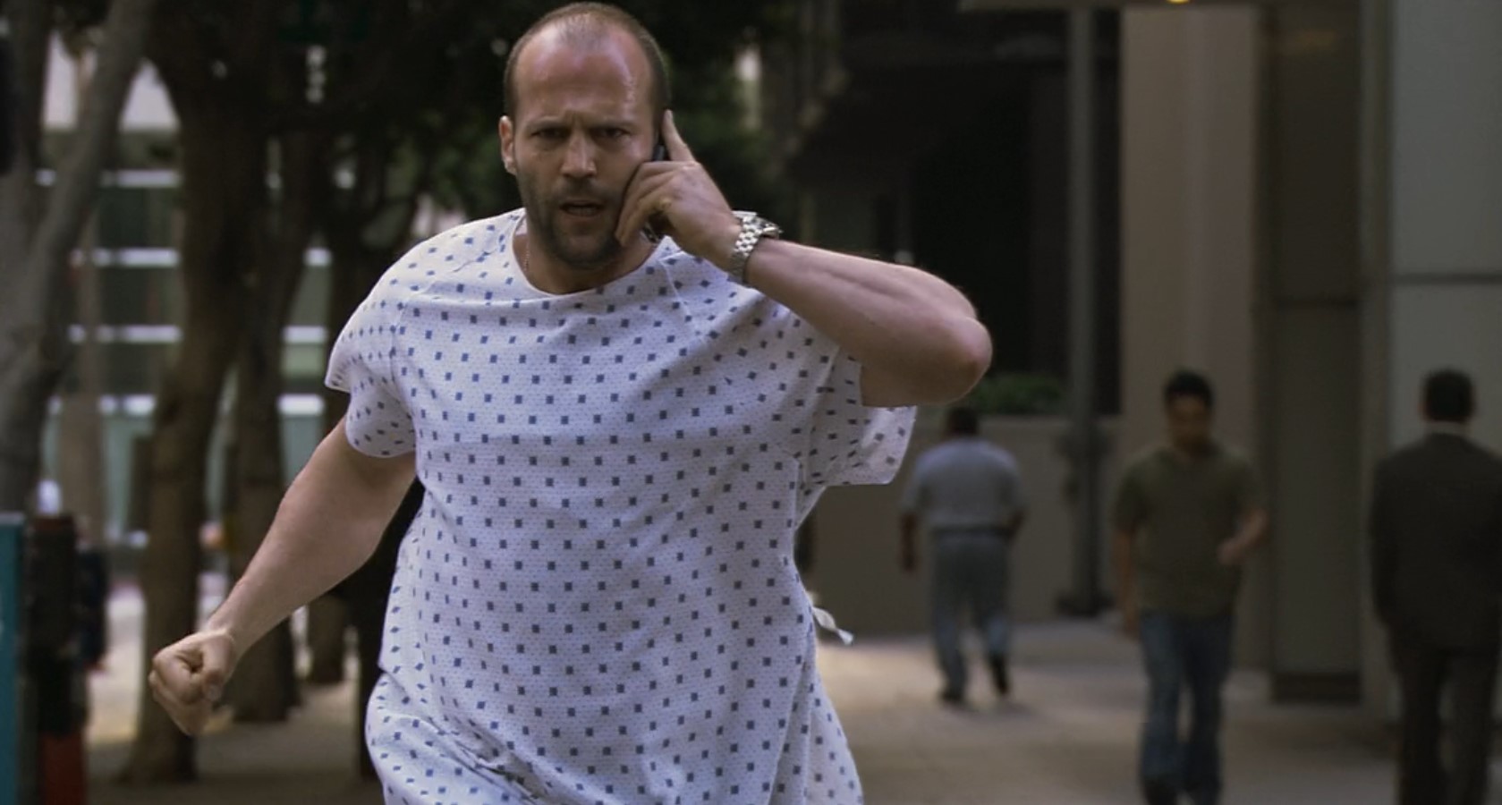 [Бежит и разговаривает с Доком по телефону]
— В груди пожар?
— Точно!
— А снаружи холодно?
— Точно!
— И стояк такой что хоть дрова руби?
[Чев смотрит вниз]
— Точно!