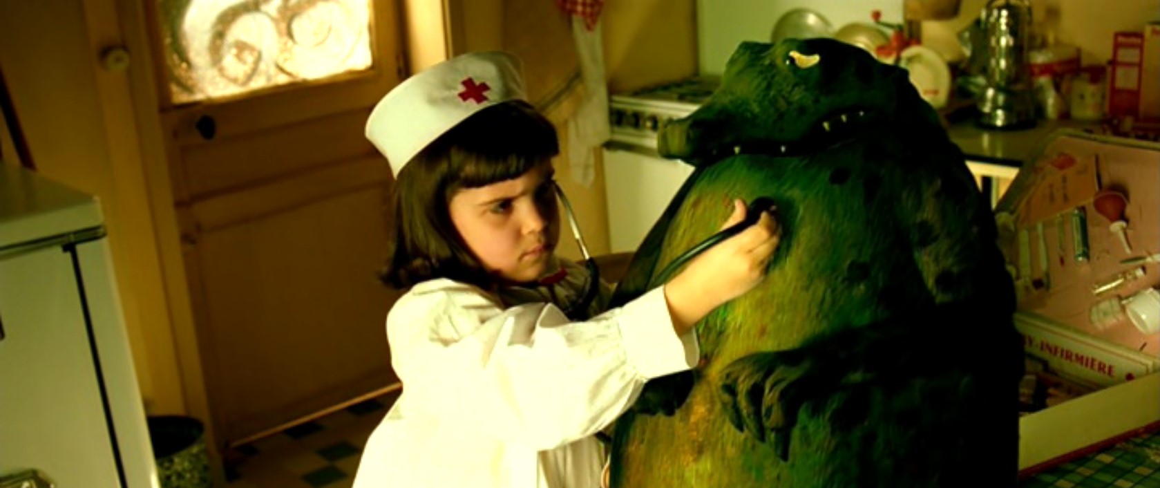 Лишенная контактов с другими детьми, Амели мучается от нервозности матери и холодности отца, и находит убежище лишь в своём воображаемом мире.