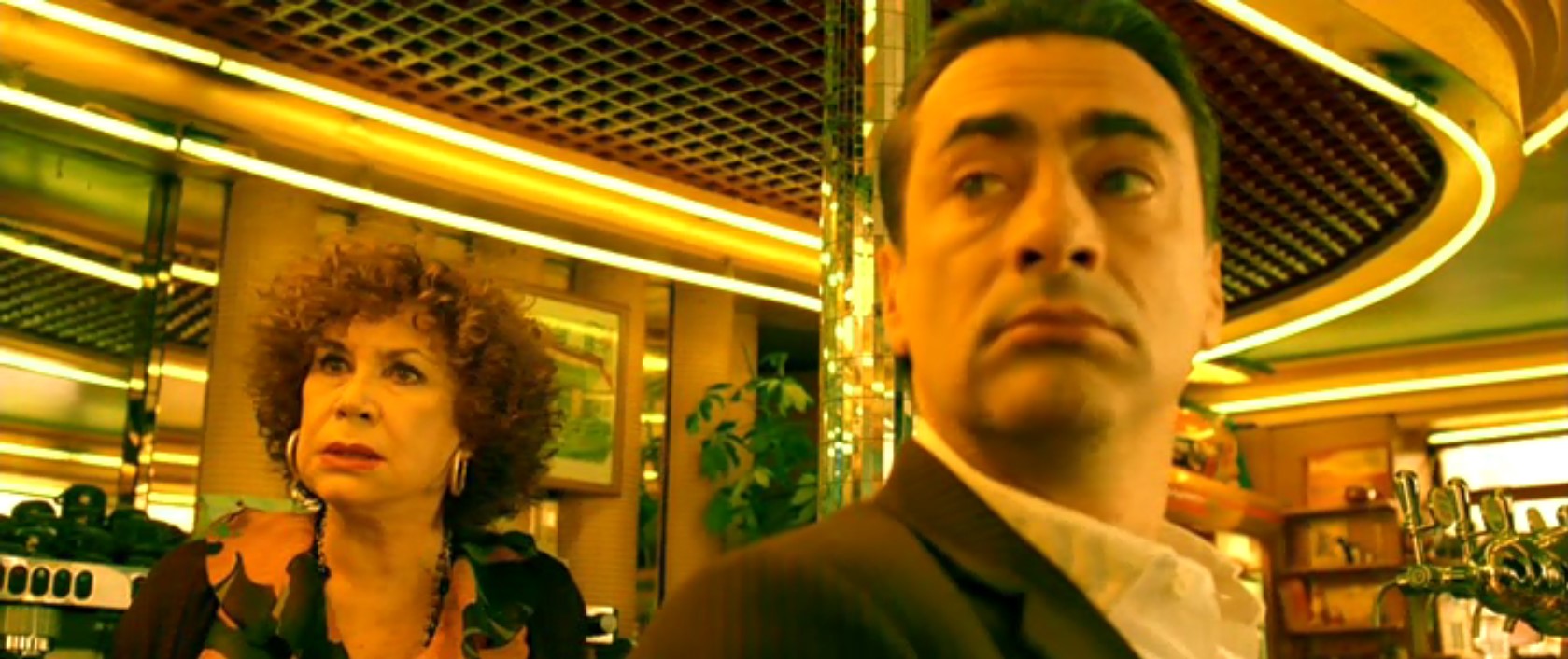 — Да прекратите их душить! Женщинам нужен воздух!
— Вдохнут, а потом у них один ветер в голове!