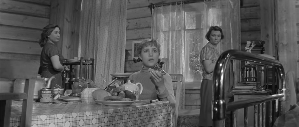 — И кем же ты сюда работать приехала?
— Поваром...
— Это что ж теперь будет?
— Заколыхалась, ничего смешного.