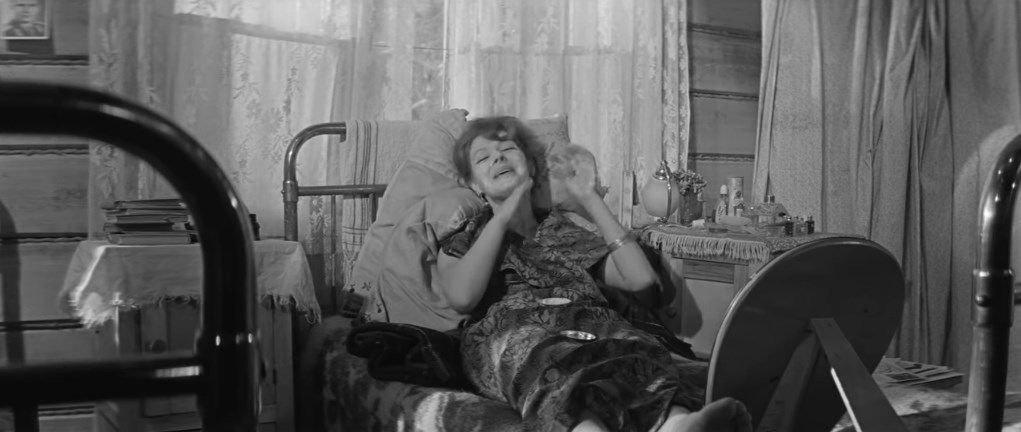 — И кем же ты сюда работать приехала?
— Поваром...
— Это что ж теперь будет?
— Заколыхалась, ничего смешного.