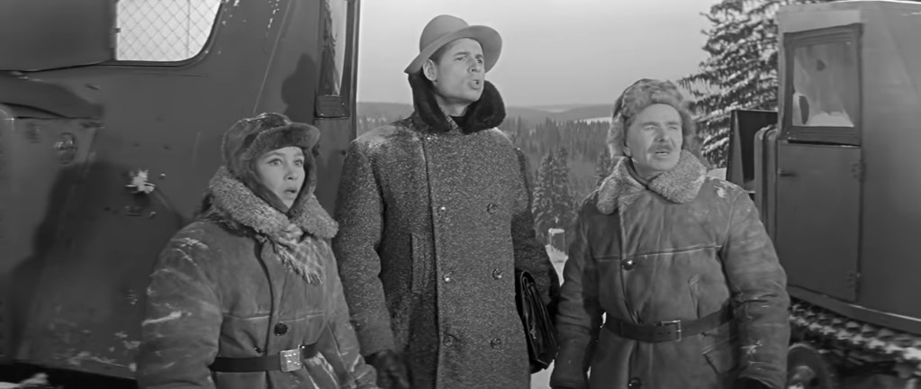 — А это что за мужчина?
— А это так, помогает...
— Такой детина на кухне околачивается?!
— А это не детина... То есть не мужчина... То есть мужчина, только он тут не работает. Это наш вальщик, лучший наш вальщик, Ковригин Илья. А это так у них, шуры-муры...
— Какие шуры-муры?! Это у кого ещё шуры-муры?! Никто его не просил помогать, нужен он тут больно, сам навязался!