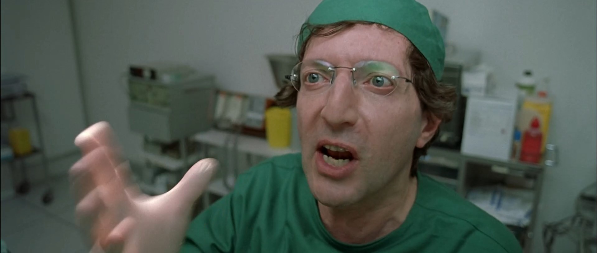 Эмильен Кутан-Корбадек доктор в родильном отделении — Показалась головка.
— Лысая?