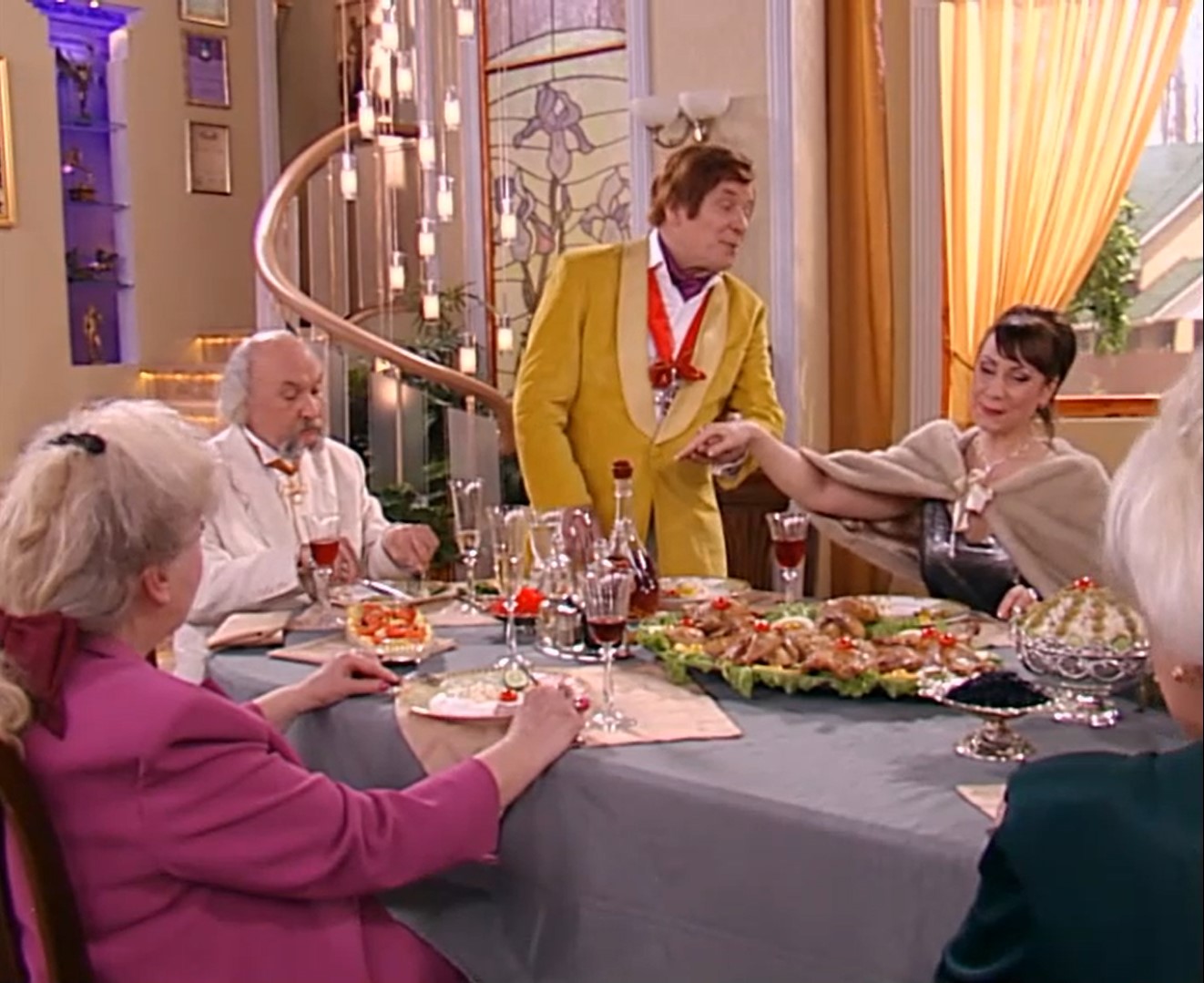 — Как вы чувствуете себя, князь?
— Это что-то потрясающее!
— Ваша дочь сказала, вы были больны?
— Да, два дня я был в соплях, но потом хлопнул перцовочки с солью и, знаете, как рукой сняло!