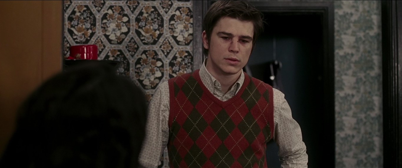 — Есть один парень, которого все зовут «Босс», а прямо напротив него живёт человек, которого называют «Раввином».
— Почему «Раввином»?
— Потому что он раввин... Так что, теперь я должен, говоря их языком, убрать «Голубка», чтобы мне простили долг, которого я не делал. Больше того, за сорок восемь часов мне нужно собрать 33 тысячи, а то «Раввин»... Я не знаю мистера Смита, но хуже всего, что я не Ник Фишер.
— Вот потеха.
— Да уж, я ведь не игрок.
— Я имею в виду, что у ганстера сын – педик.