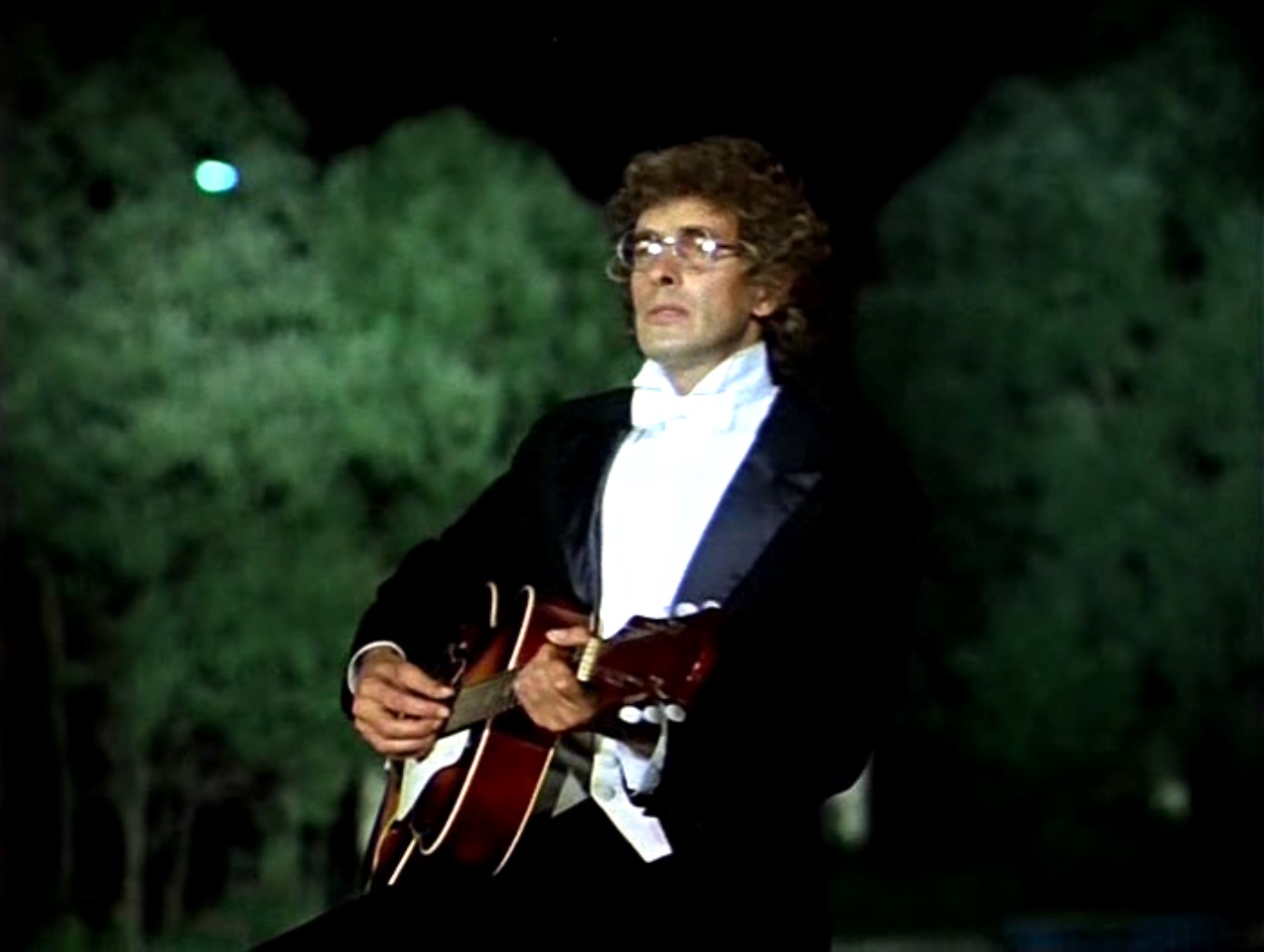 Сотни лет и день и ночь вращается
Карусель-Земля.
Сотни лет всё в жизни возвращается
на круги своя.